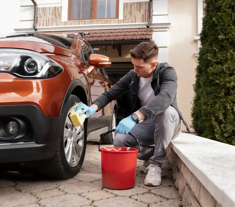 Lavage auto à domicile Seulline : professionnel intervenant sur un véhicule